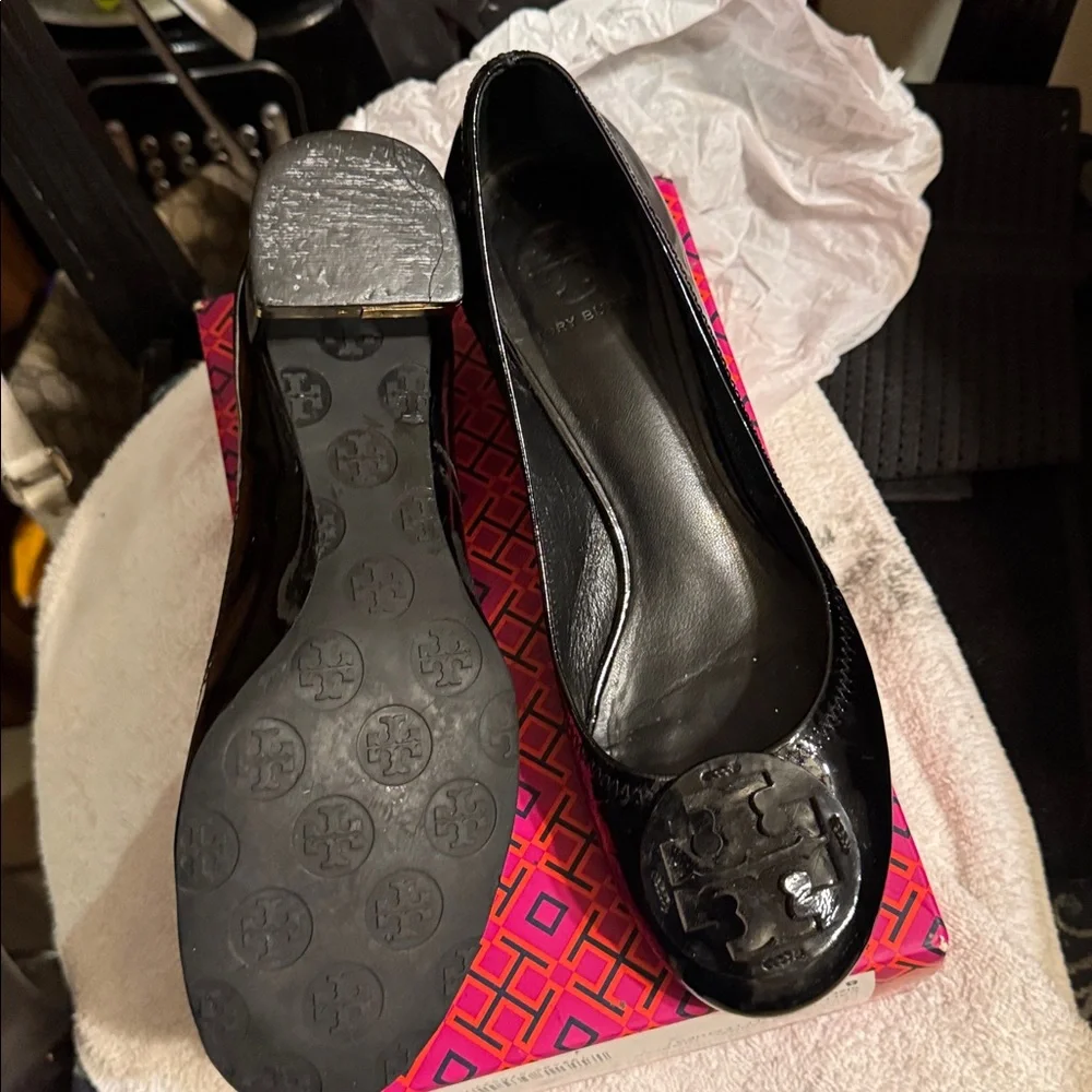 Tory Burch Black Patent Low Heel - Picture 3 of 6